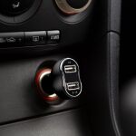 Auto punjač za upaljač s USB priključkom i mjeračem napona